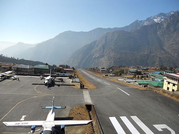  Pista de decolagem e pouso do Aeroporto Tenzing-Hillary no Nepal. 